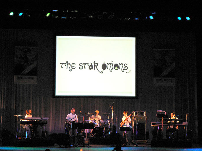 File:StaronionsliveCarnival.jpg